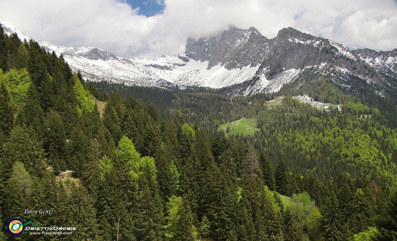 61 Baita Bassa di Rigada, panorama verso l'Alta Valzurio....JPG